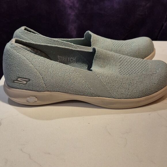 Skechers 9.5 New - Picture 2 of 9